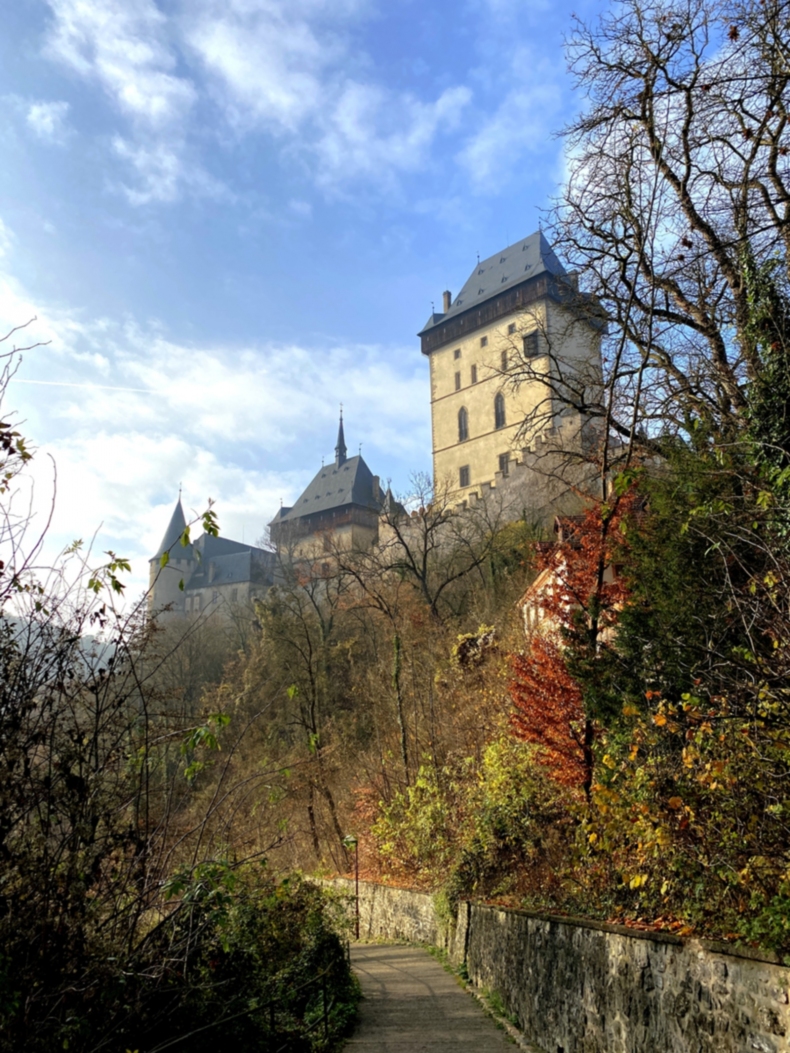 hrad kartejn z vyhlidkove trasy kolem hradu